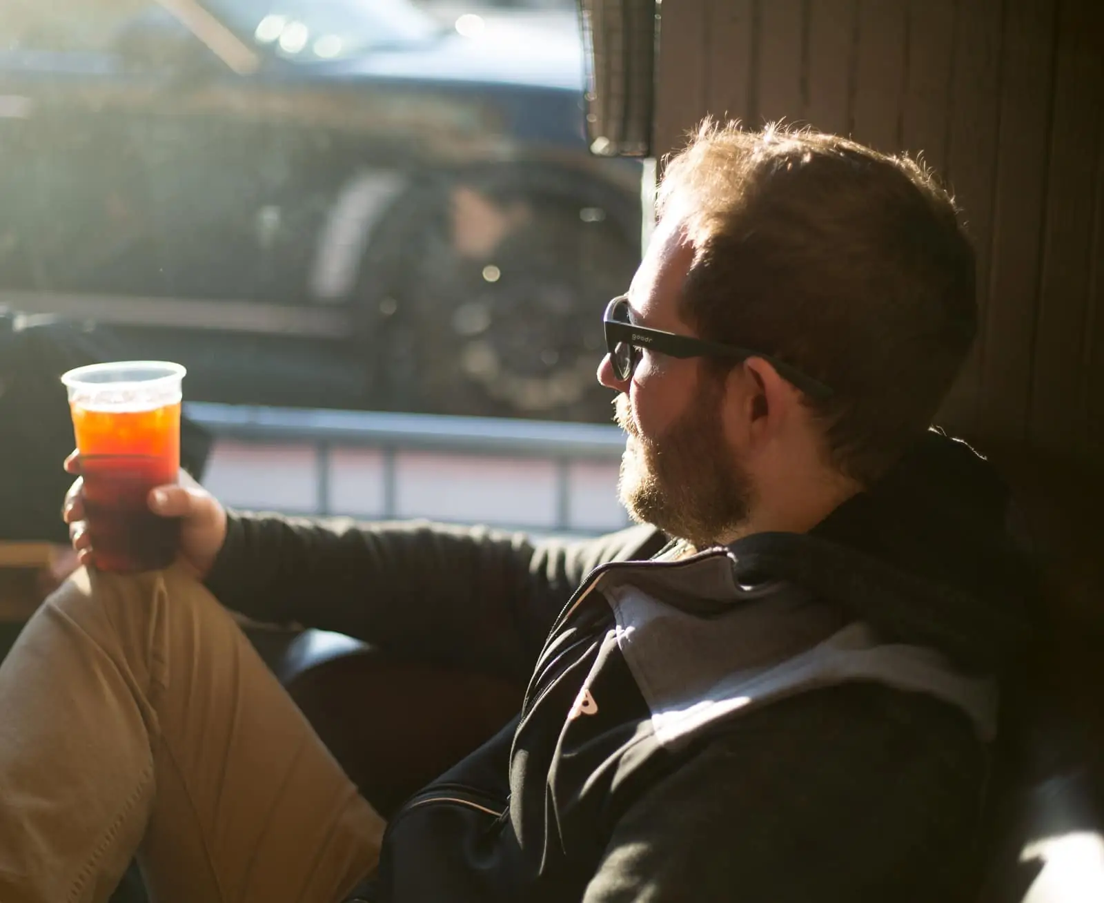 Mann mit Kaffee in der Sonne