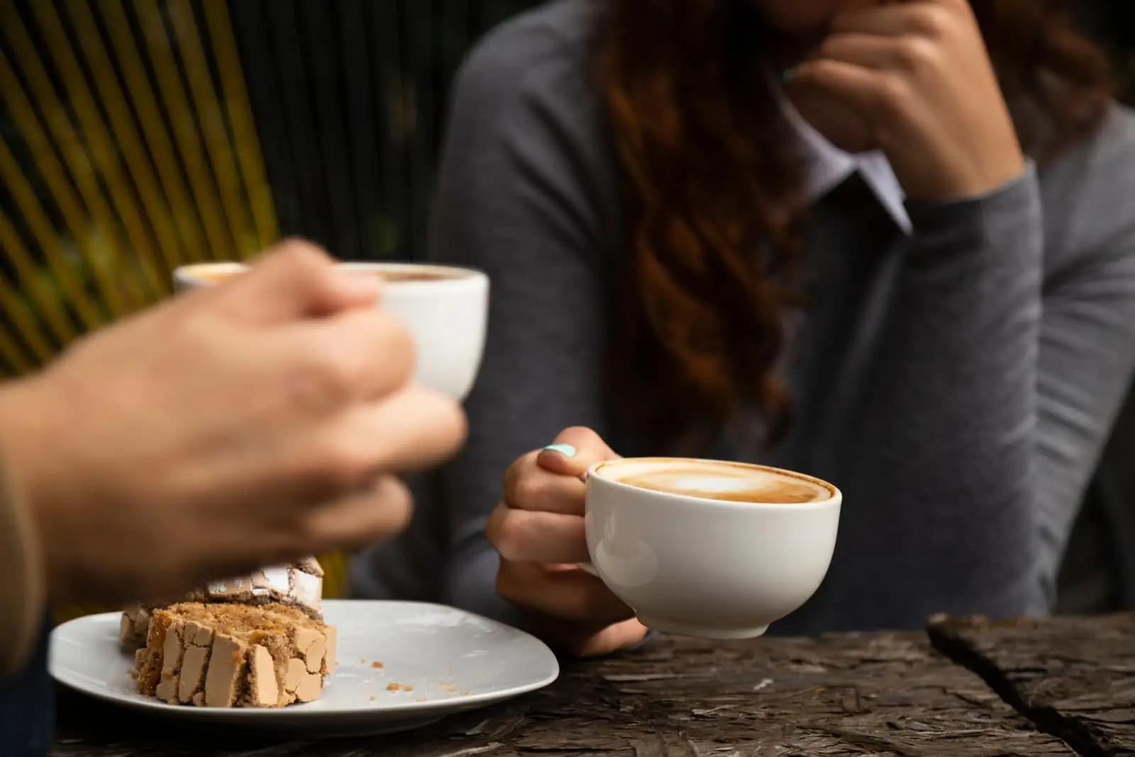 Frau genießt Kaffee